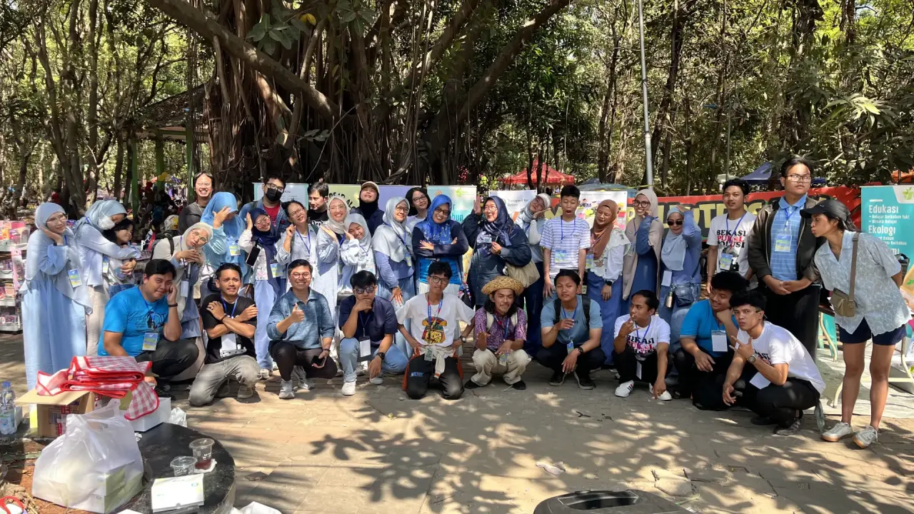 Puluhan peserta Koalisi Langit Biru Bekasi berfoto bersama di bawah pepohonan Hutan Kota Bekasi seusai rangkaian kegiatan kampanye udara bersih.