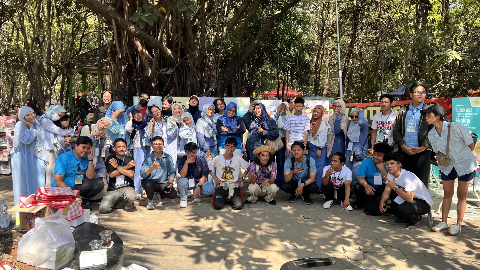 Panitia acara dengan pakaian bernuansa biru dan putih berfoto bersama pasca kegiatan.