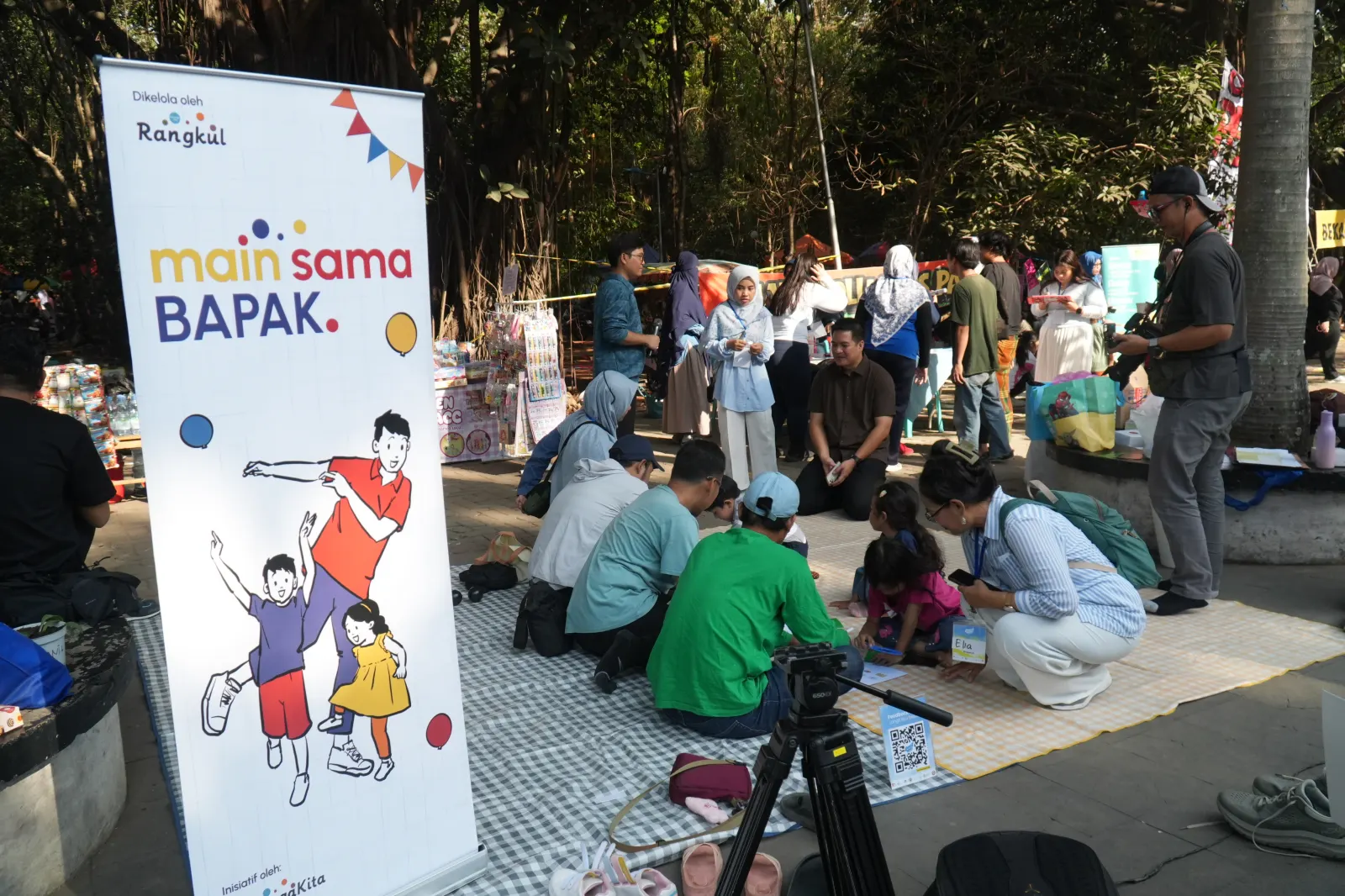 Beberapa anak bersama ayahnya sedang terlibat di permainan edukatif di booth Rangkul Bekasi.